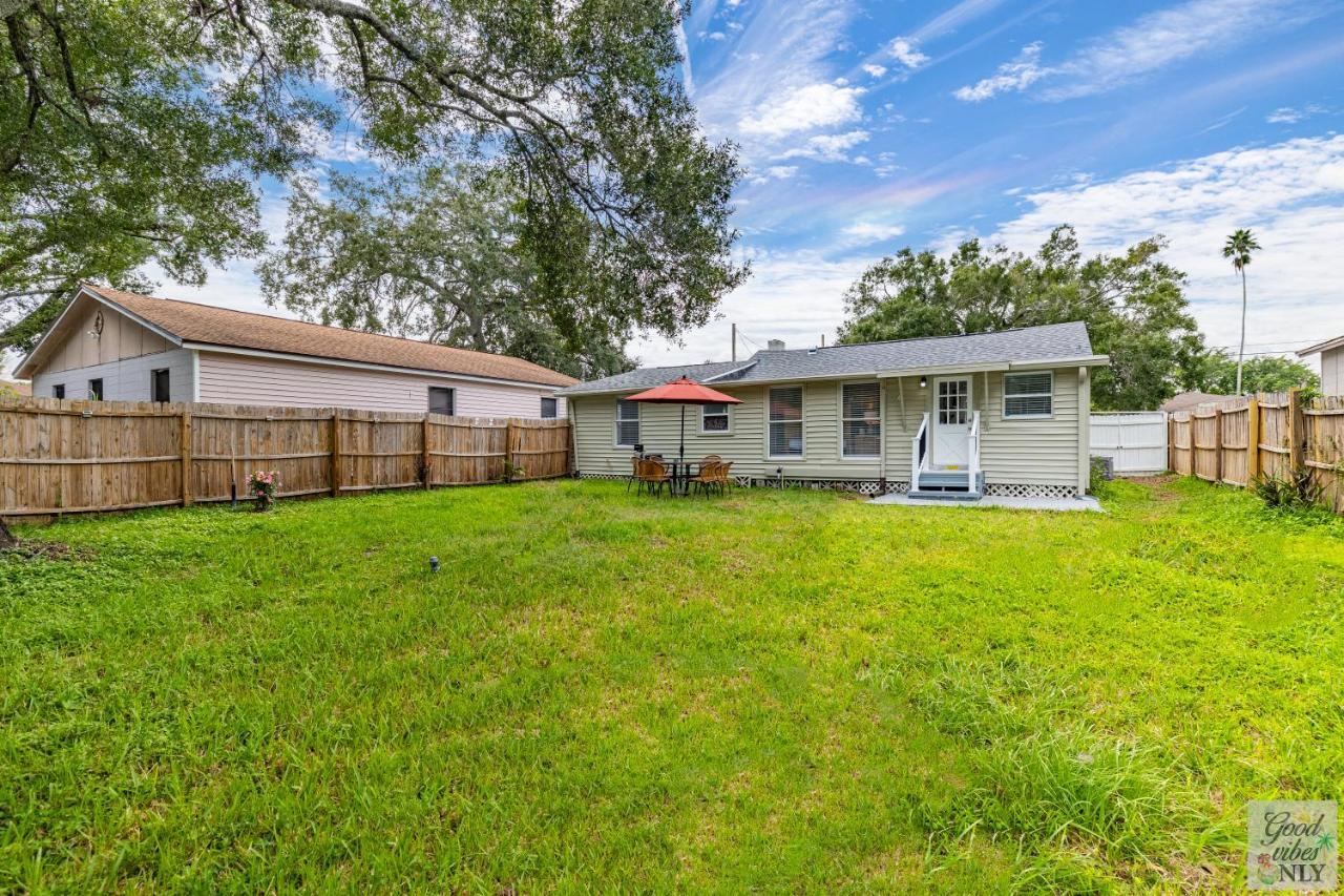 The Good Vibes Only Cottage Tampa Extérieur photo