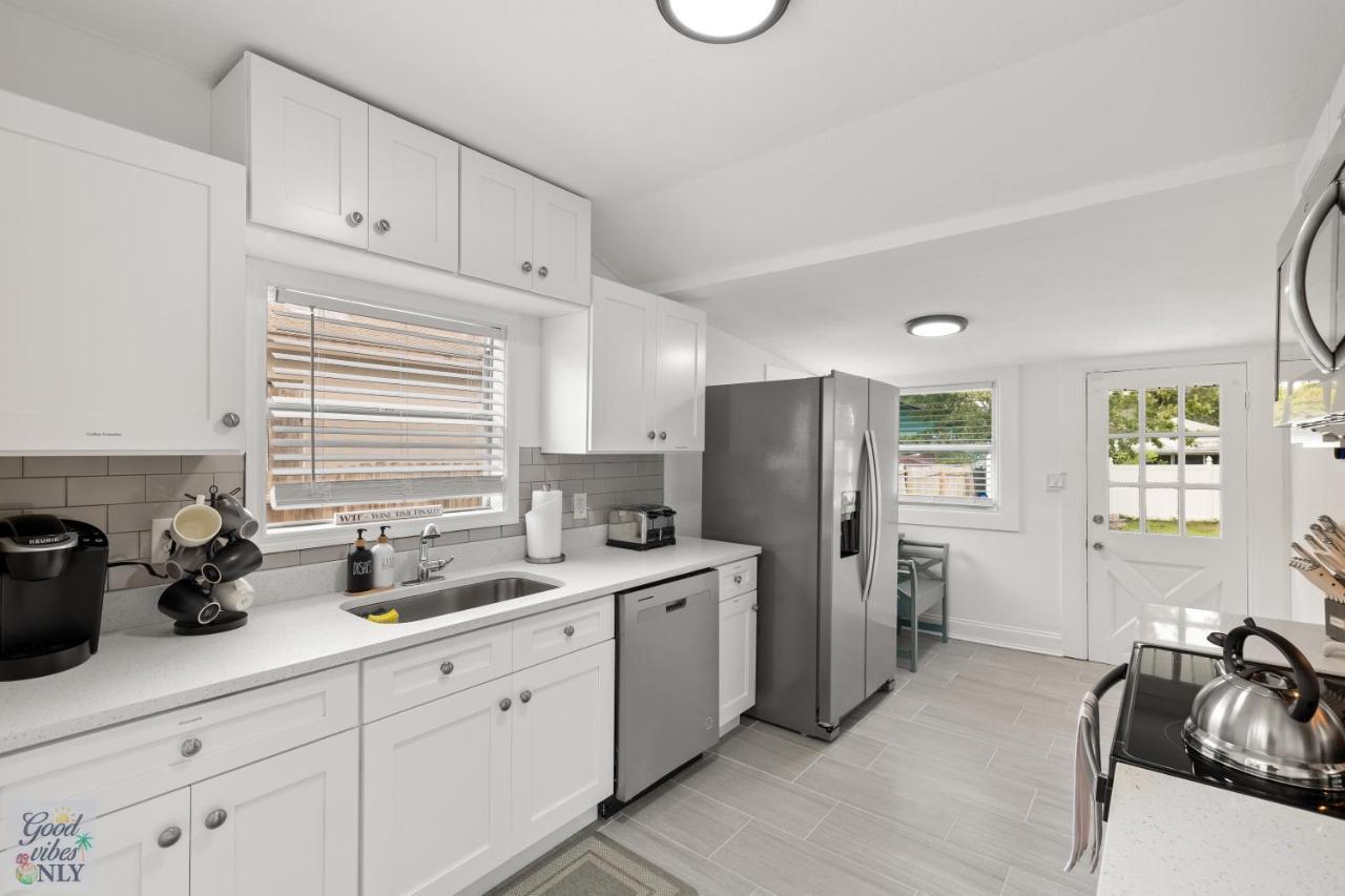 The Good Vibes Only Cottage Tampa Extérieur photo